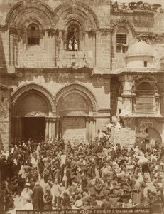 Iglesia del Santo Sepulcro, Jerusalén, con el patio lleno de peregrinos reunidos para la Pascua, 1898-1911 de American Photographer