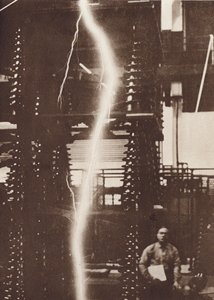 Descarga de un rayo artificial de un generador de cinco millones de voltios (foto b/n) de American Photographer
