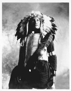 Eddie Plenty Holes, un indio sioux, hacia 1900 (fotografía en blanco y negro) de American Photographer