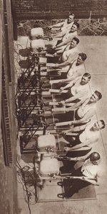 Vibradores eléctricos para mantenerse en forma y adelgazar (fotografía en blanco y negro) de American Photographer