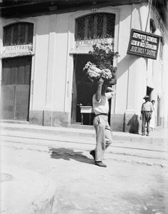 Vendedora de flores, La Habana, c.1910 (foto en blanco y negro) de American Photographer