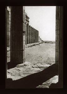 Patio del Templo de Hatshepsut, Deir El-Bahri de American Photographer
