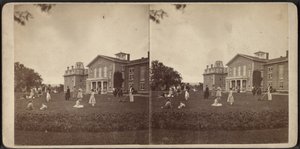 Frente de la Mansión y césped, Comunidad de Oneida, Estado de Nueva York, c.1870 de American Photographer