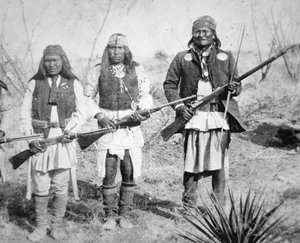 Gerónimo y tres de sus guerreros apaches de American Photographer