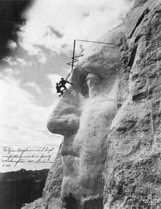 Gutzon Borglum inspeccionando el trabajo en Washington en el Monte Rushmore, 1932 de American Photographer
