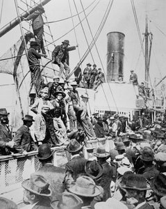 Prospectores esperanzados salen de Vancouver durante la Fiebre del Oro de Klondike (1897-98) 1898 de American Photographer