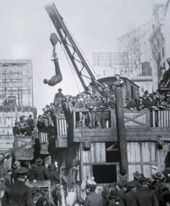 Houdini escapando de una camisa de fuerza mientras está suspendido de una grúa en la ciudad de Nueva York de American Photographer