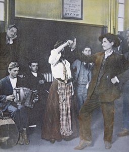 Inmigrantes en danza folclórica en Ellis Island, Puerto de Nueva York de American Photographer