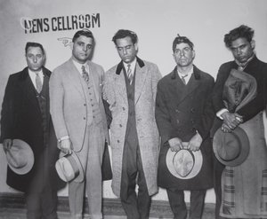 Joe Aiello (1891-1930) con sus secuaces bajo custodia policial de American Photographer