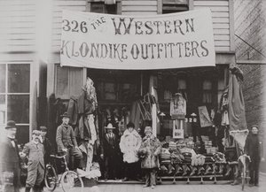 Tienda de equipamiento Klondike, calle Cordova, Vancouver 1897 de American Photographer