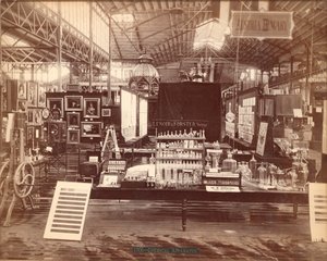 Exposición de Lenoir & Forster, Main Building, Centennial International Exhibition, Filadelfia, 1876 de American Photographer