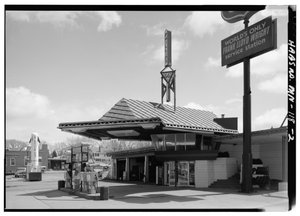 Estación de servicio de la Compañía de Petróleo Lindholm, Cloquet, Minnesota (foto en blanco y negro) de American Photographer