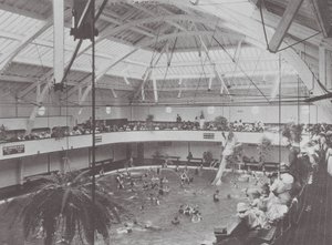 Long Beach, California: Interior de la Casa de Baños (foto en blanco y negro) de American Photographer