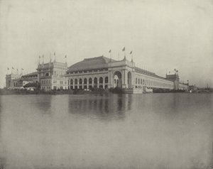 Edificio de Manufacturas desde el Extremo Norte de la Isla Arbolada de American Photographer