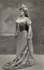 Marcella Sembrich, en el papel de Astrifiammante, Reina de la Noche, en "La flauta mágica" (fotografía en blanco y negro)