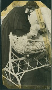 New York Foundling Hospital - Sor Anna Michella con bebé y cuna de American Photographer