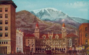 Pikes Peak Avenue, Colorado Springs, Colorado, Pikes Peak en la distancia (foto en color) de American Photographer