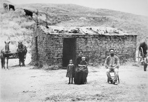 Familia pionera con su casa de césped, Nebraska de American Photographer