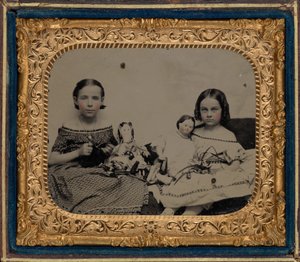 Retrato de dos niñas con muñecas,c. 1860 (foto) de American Photographer
