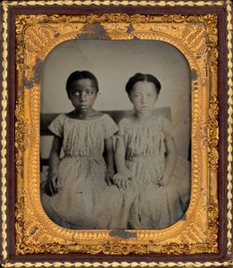 Retrato de dos niñas,c. 1860 (foto) de American Photographer