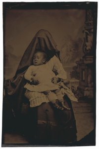 Retrato de una mujer y un niño ocultos,c. 1875 (foto) de American Photographer