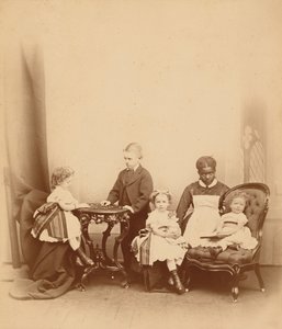 Retrato de una mujer y cuatro niños, 1860 (foto) de American Photographer