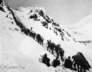 Buscadores de oro subiendo el paso Chilkoot durante la fiebre del oro de Klondike (1897-98)