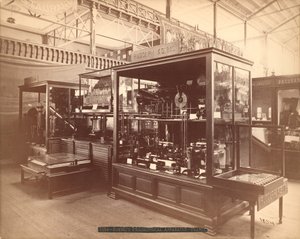 Exposición de Rudolph Koenig, Philosophical Apparatus, Main Exhibition, Centennial International Exhibition, Filadelfia, 1876 de American Photographer