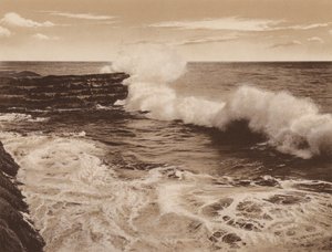 San Diego: Rompeolas precipitándose sobre los acantilados de La Jolla, cerca de San Diego (foto en blanco y negro). de American Photographer