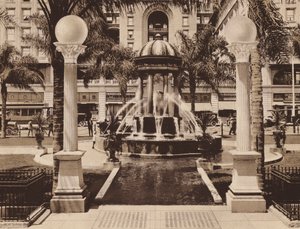 San Diego: Fuente Eléctrica en Plaza Park, frente al US Grant Hotel, donada a la ciudad por Louis J Wilde (foto b/n)