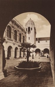 San Diego: Patio del Edificio de los Condados del Sur de California, Exposición Panamá-California (foto en blanco y negro) de American Photographer
