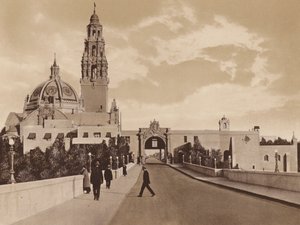 San Diego: Puerta oeste de la Exposición Panamá-California mostrando la Torre y la Cúpula del Edificio California (foto b/n) de American Photographer