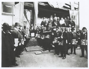 Schomburg entre masones y Odd Fellows en la colocación de la piedra angular del Templo Jónico