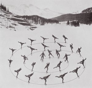 Patinando con Bror Meyer: Espiral exterior hacia delante (foto en blanco y negro) de American Photographer