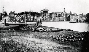 Lado sur del Canal Basin, Richmond, Virginia, abril 1865 de American Photographer