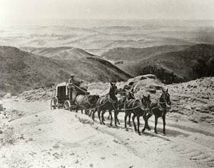 Diligencia cruzando el Paso San Marcos, California de American Photographer