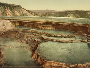 Cuenca Summit, Mammoth Hot Spring, Parque Nacional Yellowstone, c.1898 de American Photographer