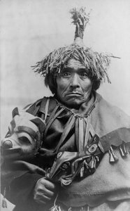 Doctor indio Takou, Alaska, c.1899 (foto en blanco y negro) de American Photographer