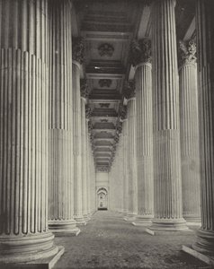 La columnata del peristilo de American Photographer