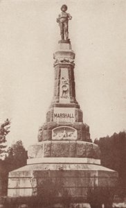 Monumento al Descubridor del Oro en Coloma, California (fotografía en blanco y negro)