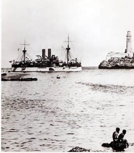 El USS Maine entrando en el puerto de La Habana, Cuba, 1898 de American Photographer