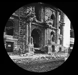 La Entrada Oeste del Palacio de Justicia después del Gran Incendio de Chicago, 1871 de American Photographer