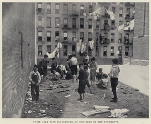 Su único patio de recreo seguro, en la parte trasera de los edificios de apartamentos de American Photographer