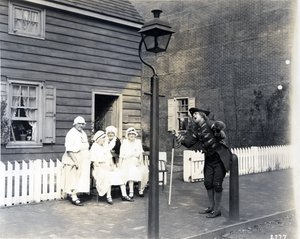 Pregonero en la calle principal, 1926 de American Photographer