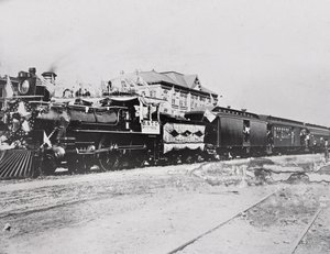 Tren con banderas de American Photographer