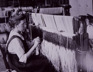 Industria textil estadounidense, operadora textil en fábrica de algodón de Massachusetts, c.1900 de American Photographer