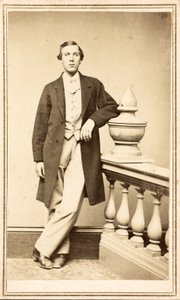Hombre no identificado con abrigo apoyado en una columna, c.1860-75
