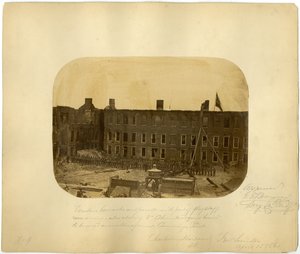 Cuarteles occidentales y desfile, Batalla de Fort Sumter, 15 de abril de 1861 de American Photographer