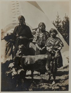 Mujer, dos niñas y un niño con perro, ca. 1900. Fotografía en gelatina de plata