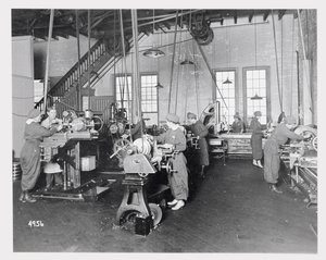 Mujeres trabajando en fábricas durante la Primera Guerra Mundial, c.1917 de American Photographer